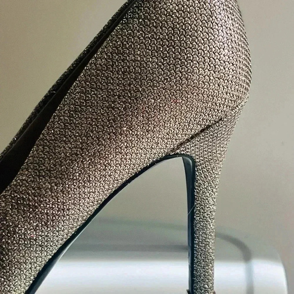 GUESS GOLDEN PUMPS SIZE 7 1/2 LIKE NEW WOMENS - Picture 13 of 14